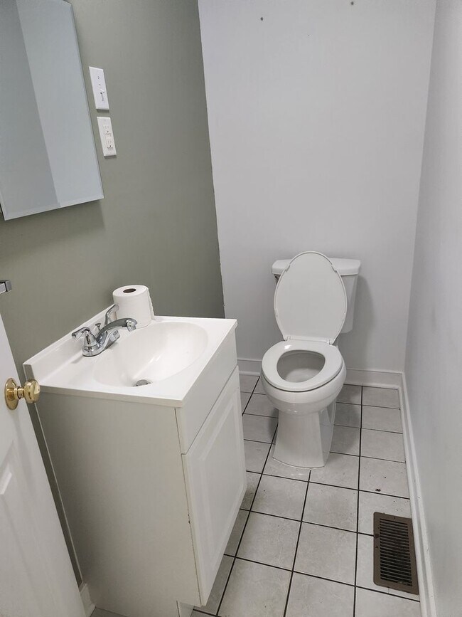 Building Photo - Chesterfield-Winterpock Area- Custom 3 Bed...