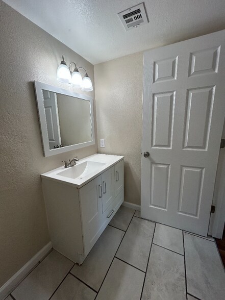 Building Photo - 3953 N Palm Grove Dr