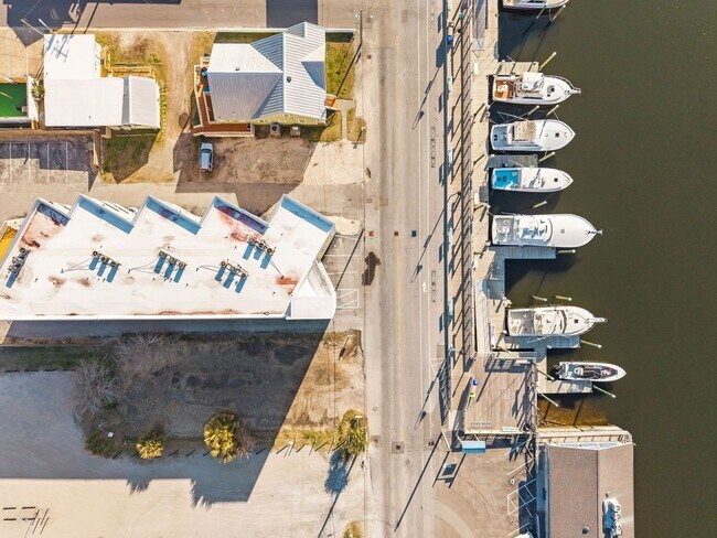 Building Photo - 302 Canal Dr