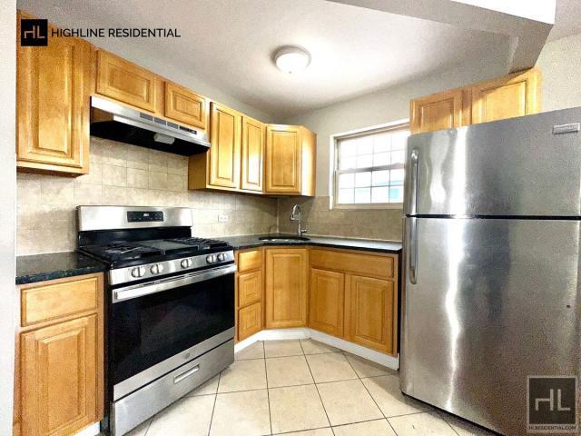 Building Photo - 3 bedroom in BROOKLYN NY 11208