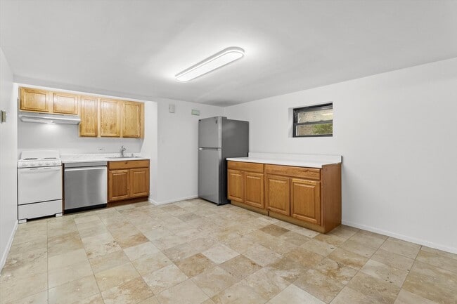Building Photo - 2545 W Lunt Ave