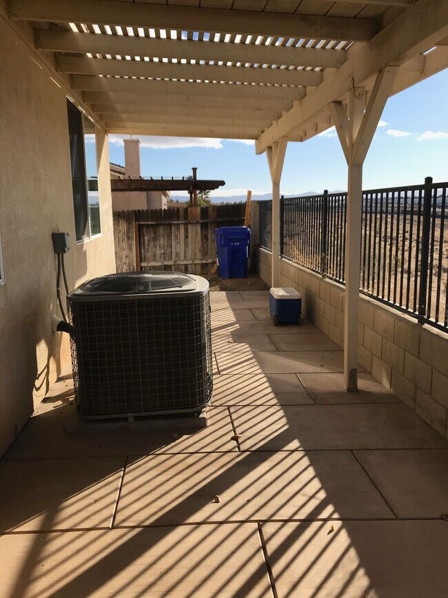 Building Photo - 3 BEDROOM VICTORVILLE HOME IN SPRING VALLE...