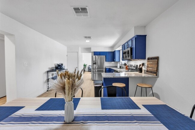 Building Photo - 1510 W 7th Dr