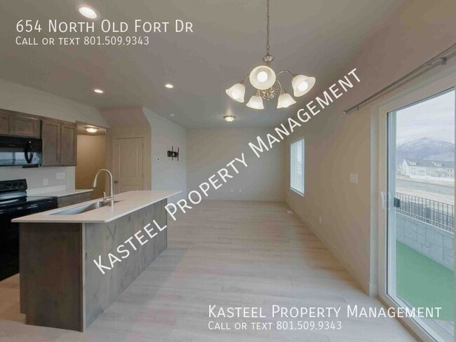 Building Photo - 654 N Old Fort Dr