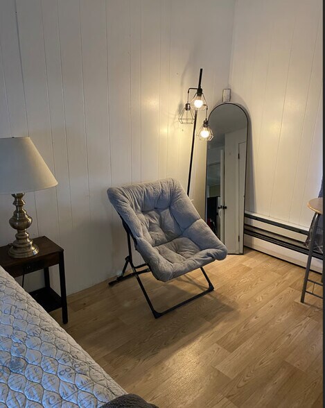 Efficiency apartment - 1101 7th Ave