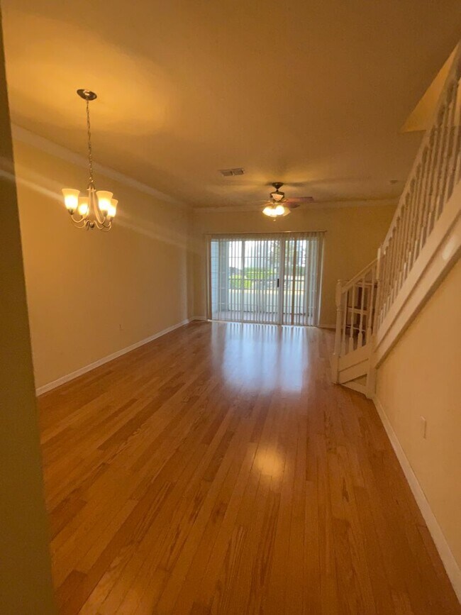 Building Photo - Beautiful 2 bedroom 2.5 bathroom townhome