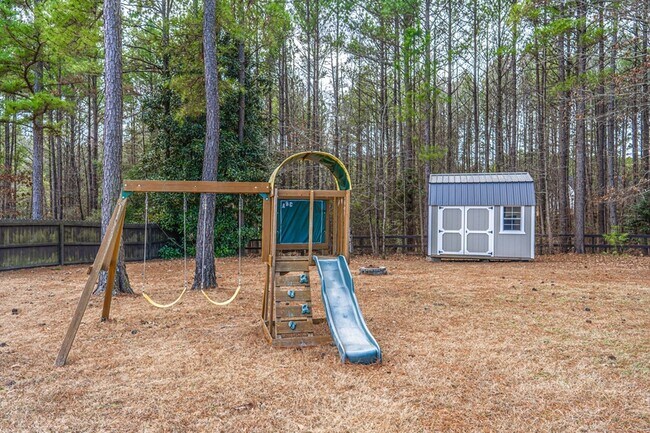 Building Photo - 135 Almond Dr