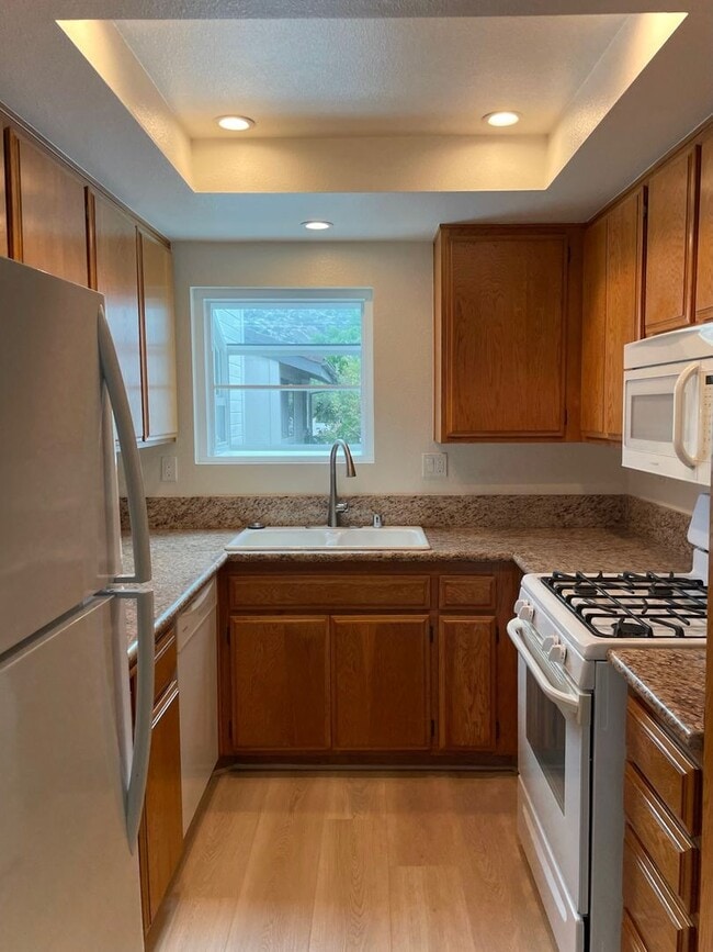 Building Photo - Nicely upgraded Townhome is East Simi