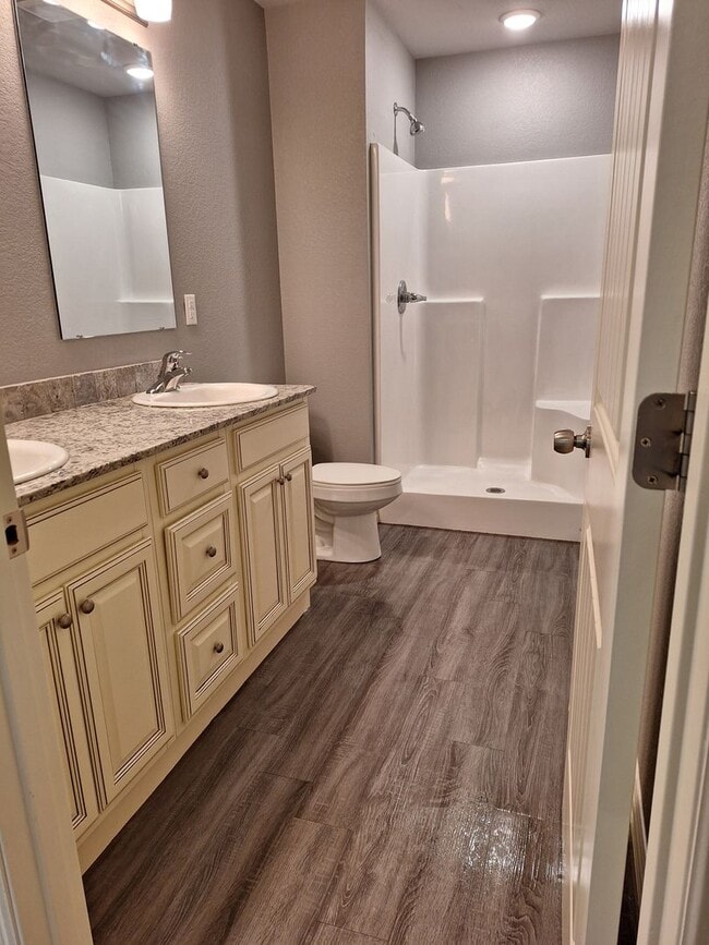 Building Photo - 3 bedroom Duplex with move in special