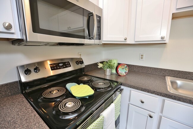 Building Photo - UPDATED & READY 07-14-25! 2-Bedroom 2nd Fl...