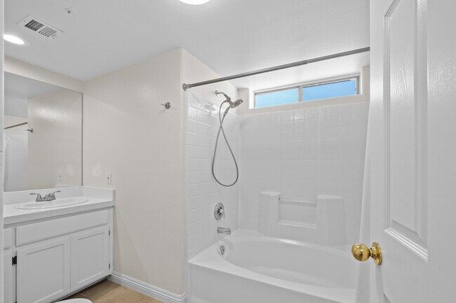 Building Photo - 424 Tava Ln
