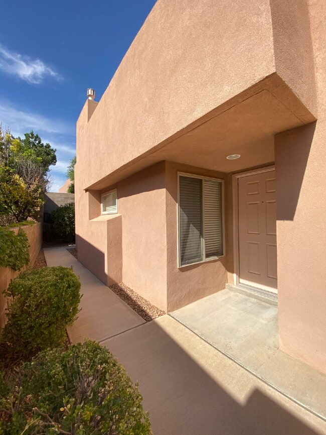 Building Photo - Gated Community - 2BR/Office