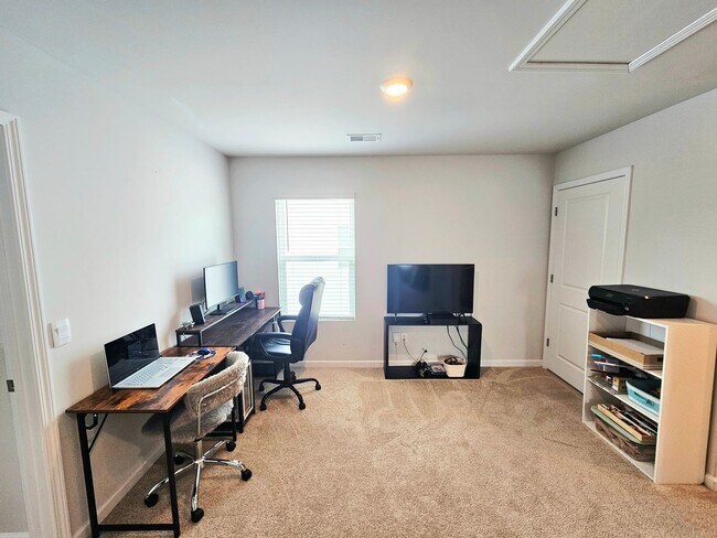 Building Photo - Beautiful Home 4 Bedroom 2.5 Bath
