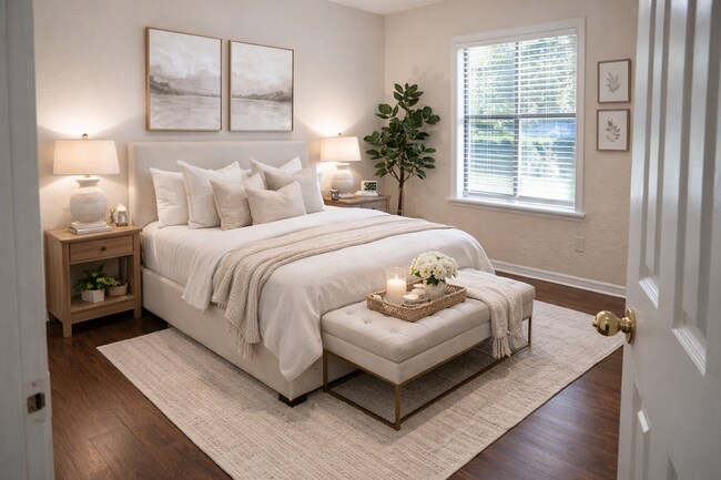 Building Photo - Beautiful Remodeled Winter Park 2/2 Condo for Rent in Front of Full Sail.