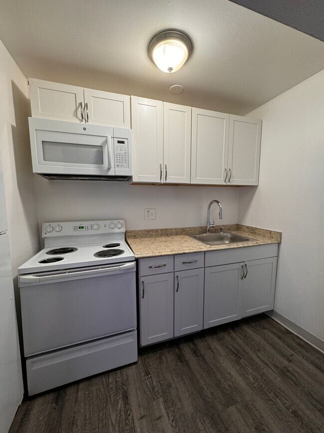 Building Photo - Spacious Studio Apartment 1st Floor Apartm...