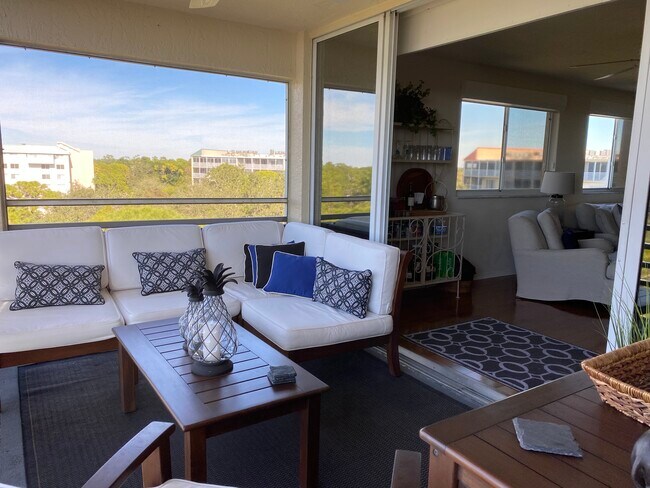 lanai - 15171 Cedarwood Ln