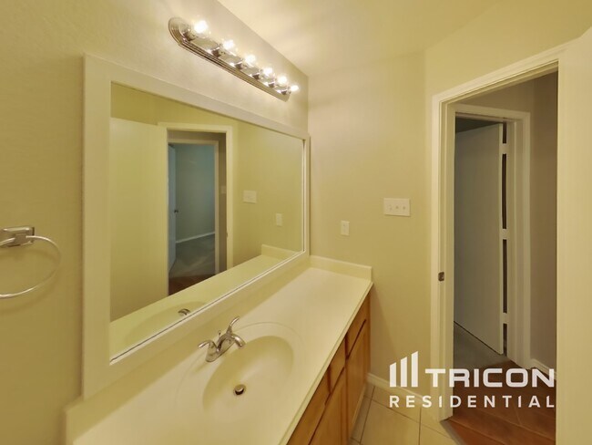 Building Photo - 745 Buffalo Springs Dr
