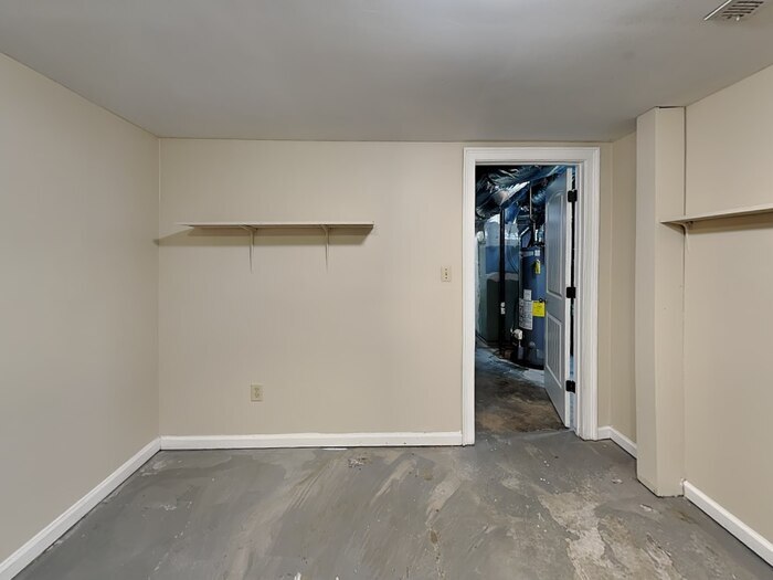 Building Photo - 760 Woodvalley Rd SW