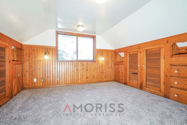 Building Photo - Spacious, clean, updated home ready now! $400 Off First Month´s Full Rent