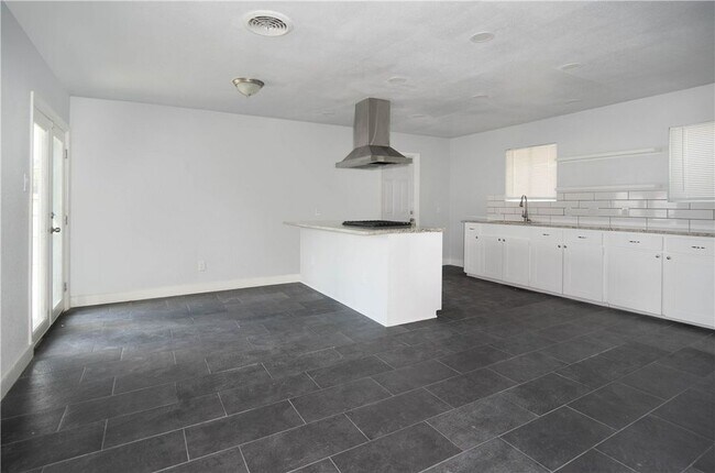 Building Photo - 4013 Kingston Dr