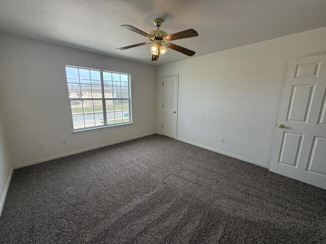 Building Photo - 705 S Amy Ln