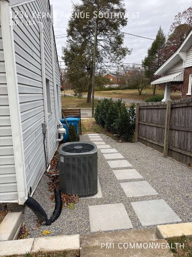 Building Photo - 1234 Kerns Ave SW