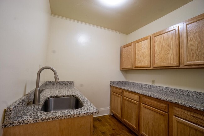 Building Photo - Beautiful One Family Home  Available 6/1/26