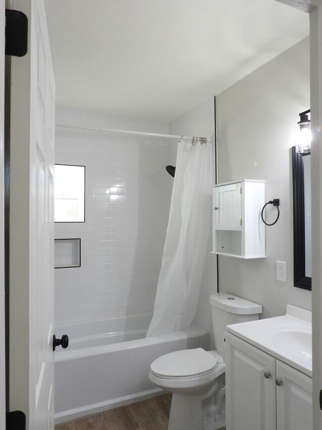 Building Photo - Close to Downtown 3 Bed 2 Bath with Fenced Backyard