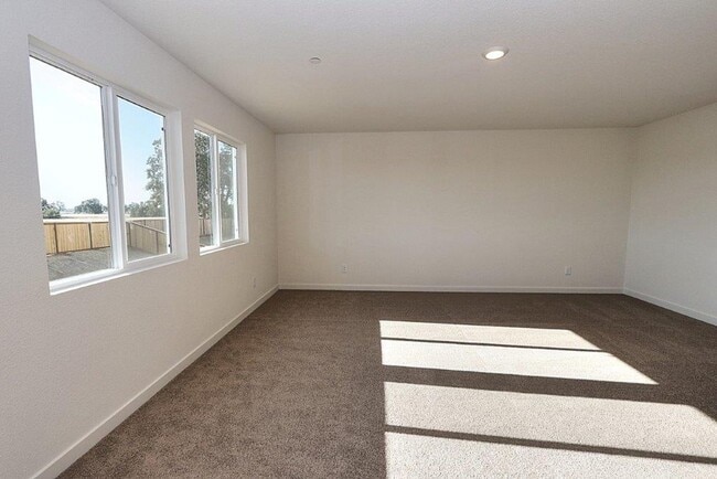 Building Photo - Beautiful Lincoln Home Available in May!