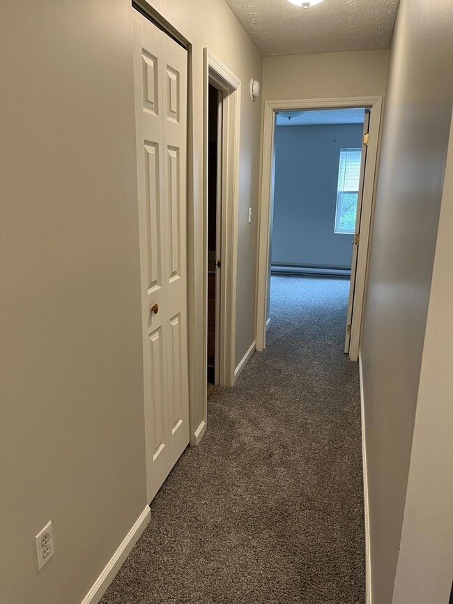 Building Photo - Newly Remodeled unit in Duplex
