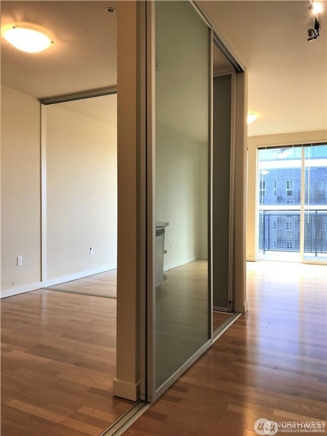 Building Photo - 0Bd/1Ba Seattle Condo