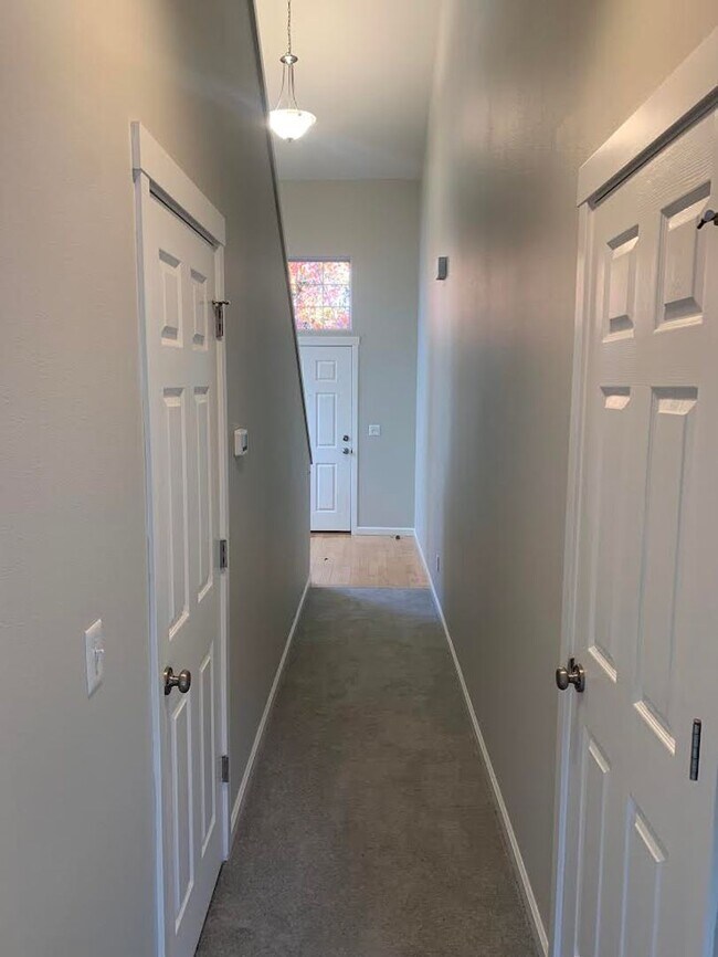 Building Photo - Hidden Creek Neighborhood Gem