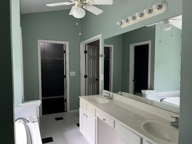 Building Photo - 2582 Oak Bluff Dr