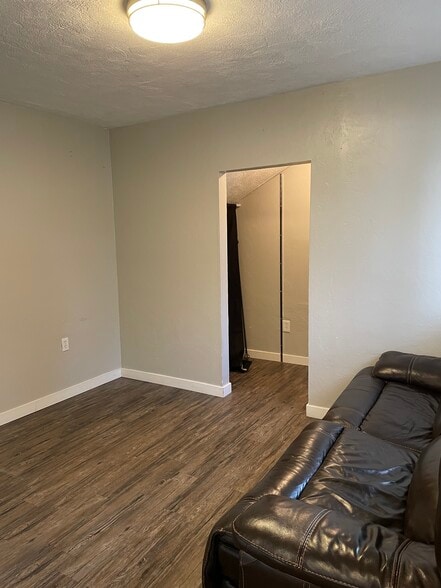 Building Photo - 209 W Barnes Rd