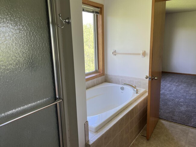 Building Photo - 9141 Leaf Cir