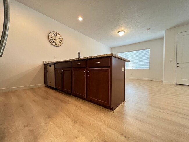 Building Photo - 3 Bedroom/2 Bathroom Townhome In Bluffdale