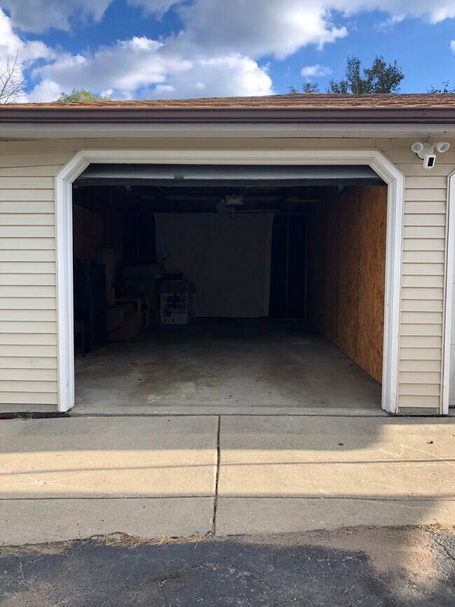 Building Photo - 2901 W Bottsford Ave