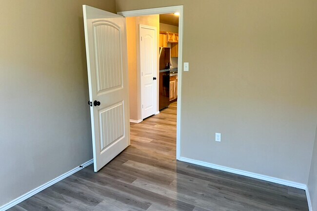 Building Photo - 1301 E 16th St