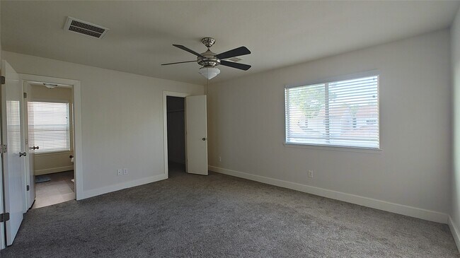 Building Photo - 11734 Chanteloup Dr