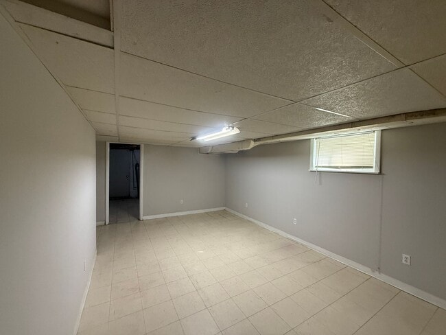 Building Photo - End Unit 3BR Townhome in Dundalk | Fresh Paint, Refinished Hardwood Floors, Fenced Yard, Off-Stre...