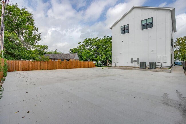 Building Photo - 2345 Benbrook Blvd