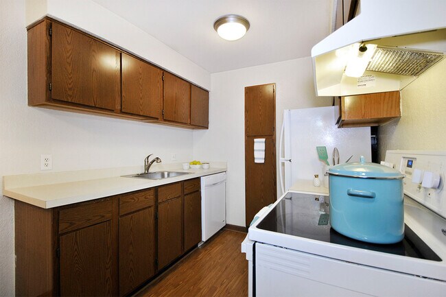 Building Photo - Stoneridge Manor