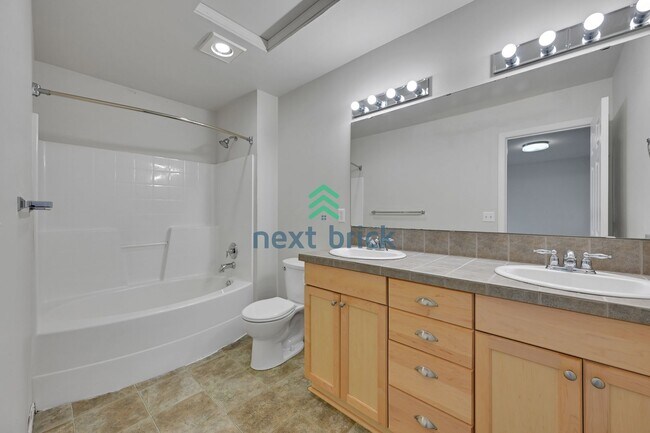 Building Photo - 3 BED & 2.5 BATH SINGLE FAMILY HOUSE FOR RENT