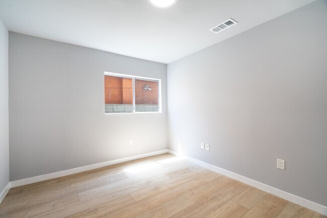 Building Photo - 1049 W 62nd St