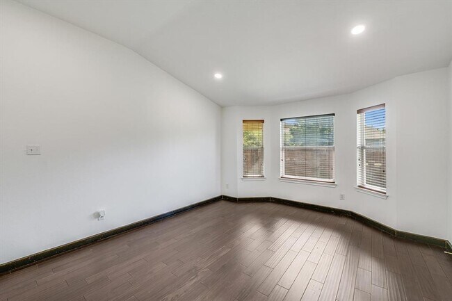 Building Photo - 702 Bent Wood Pl