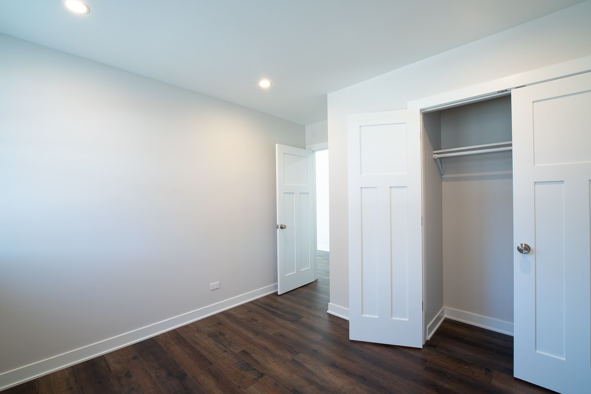 Building Photo - 1900 W Foster Ave