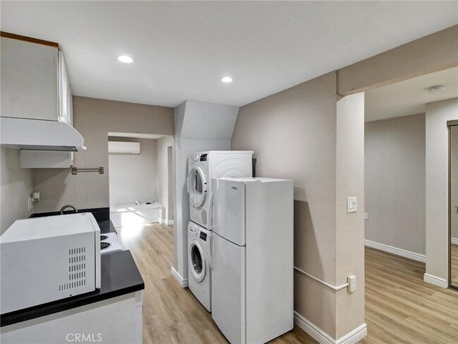 Building Photo - 985 1/2 Dexter Street Unit