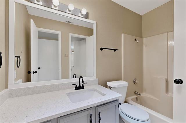 Building Photo - 1425 Brazos Dr