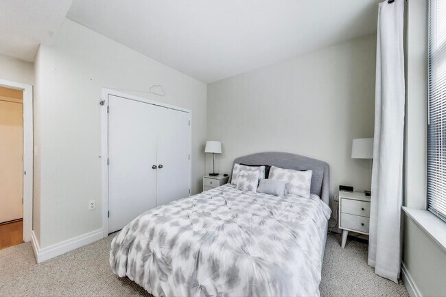 Building Photo - Beautiful 1 bedroom + 1 Ba + Garage space ...