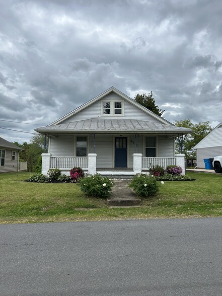 Home front - 2317 Moir St NE
